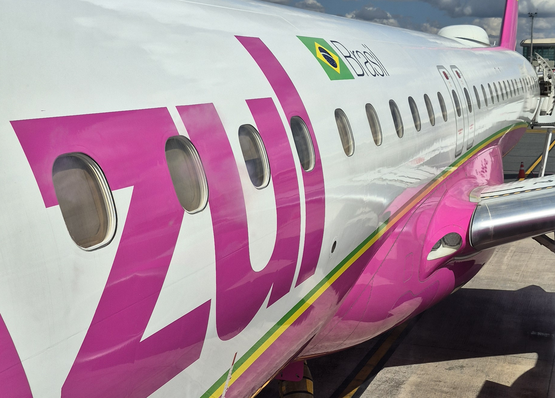 avião rosa Embraer 195 azul